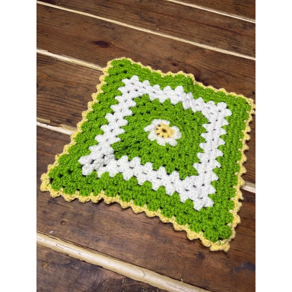 Vintage Handmade Crochet Granny Square Potholder Green White Daisy Flower 7.5in